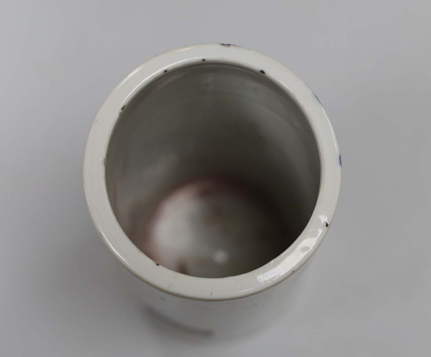 A late 19th century Chinese blue and white brushpot. 13cm tall